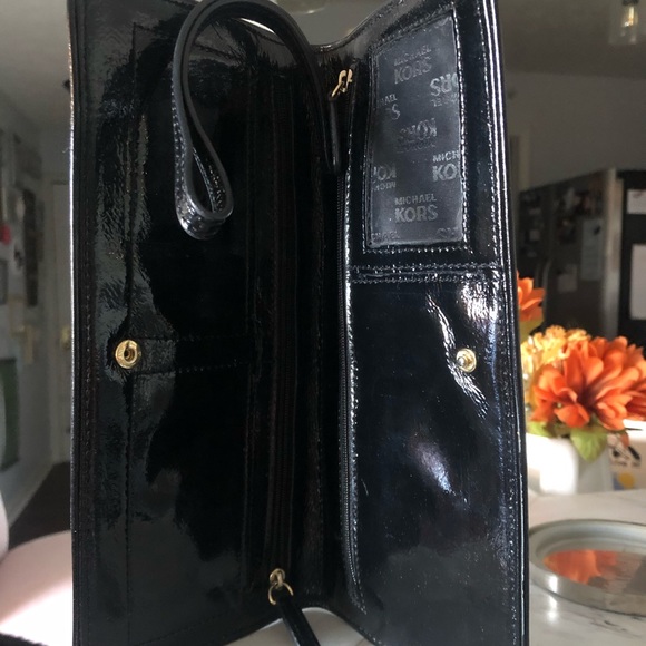 Michael Kors wristlet - Picture 2 of 2